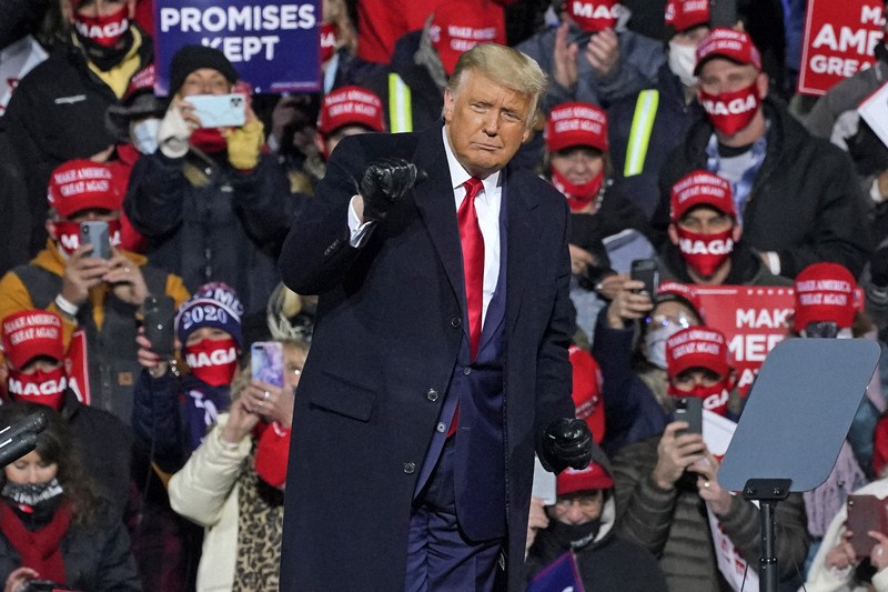 選挙戦最後の週末に東部ペンシルベニア州の集会で支持を訴えるトランプ米大統領=2020年10月31日、AP