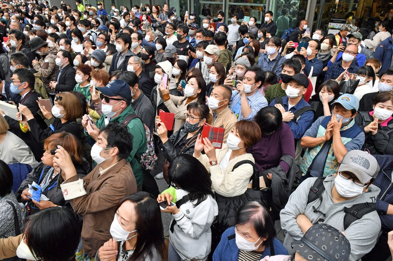 投開票の当日、「最後のお願い」を聴く人たち=大阪市中央区で2020年11月1日午後0時4分、平川義之撮影