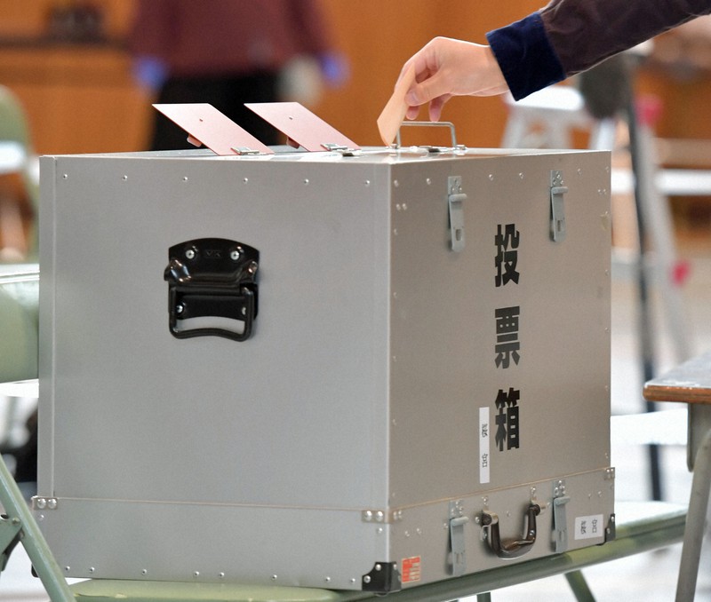 「大阪都構想」の賛否を問う住民投票で、票を投じる有権者=大阪市都島区の投票所で2020年11月1日午前9時4分、平川義之撮影