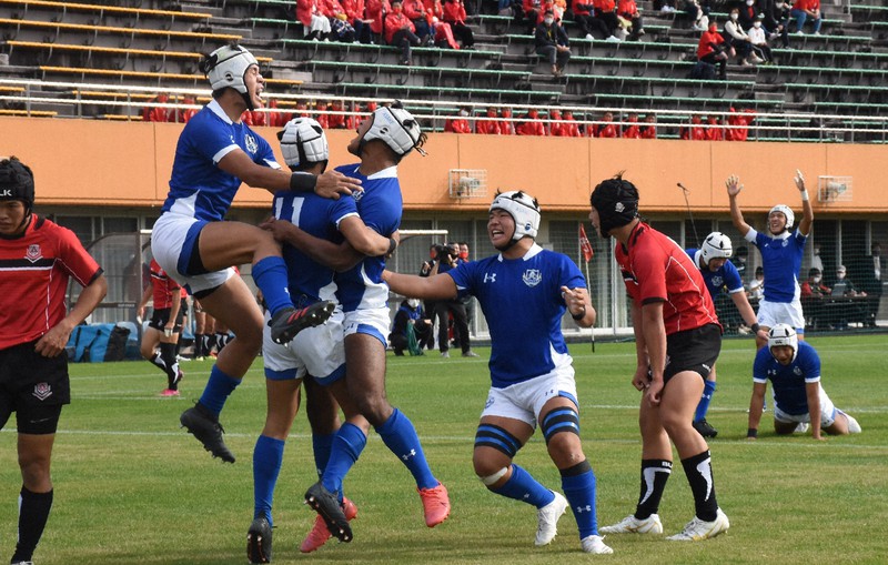 【朝明-四日市工】前半、逆転トライを決め喜ぶ朝明の選手たち=三重交通Gスポーツの杜鈴鹿で2020年11月1日午後1時36分、森田采花撮影