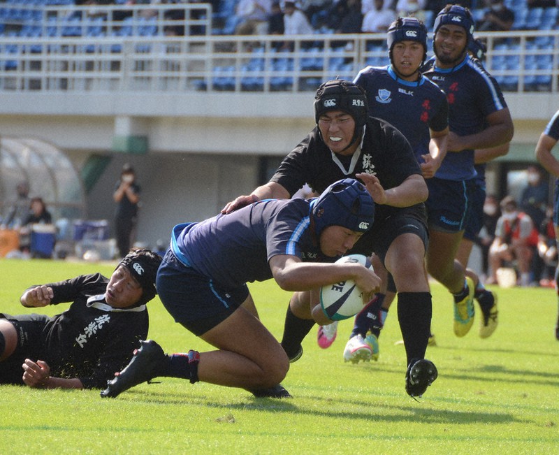 【東海大福岡-筑紫丘】前半27分、3トライ目を決める東海大福岡の花田龍紀選手