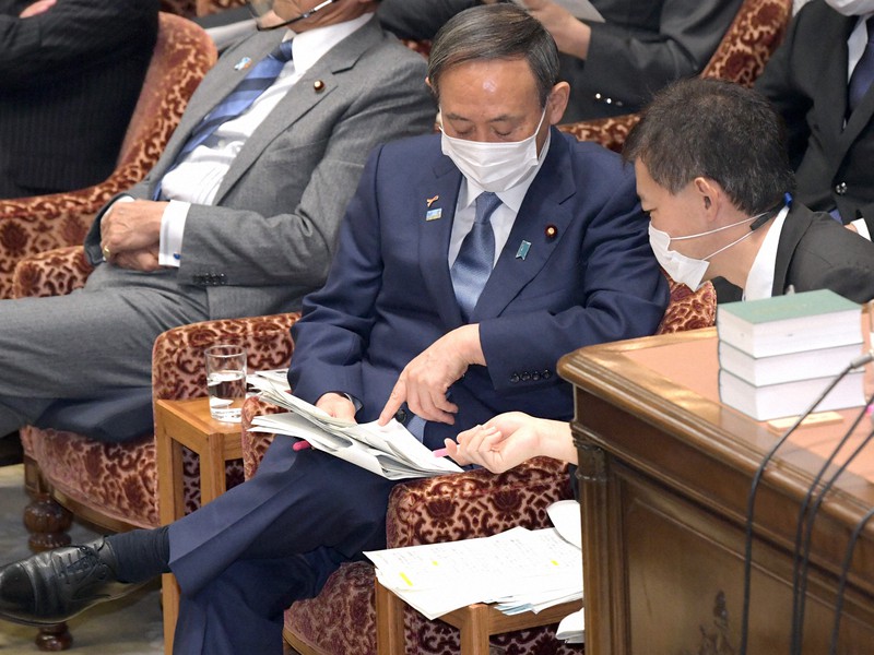 衆院予算委員会で立憲民主党の今井雅人氏の質問に答えるため資料を手にする菅義偉首相=国会内で2020年11月2日午後3時39分、竹内幹撮影