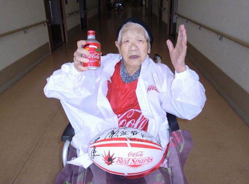 国内の歴代最長寿記録を更新してコーラを手に喜ぶ田中カ子さん=福岡市東区の高齢者施設で2020年9月25日撮影(コカ・コーラ ボトラーズジャパン提供)