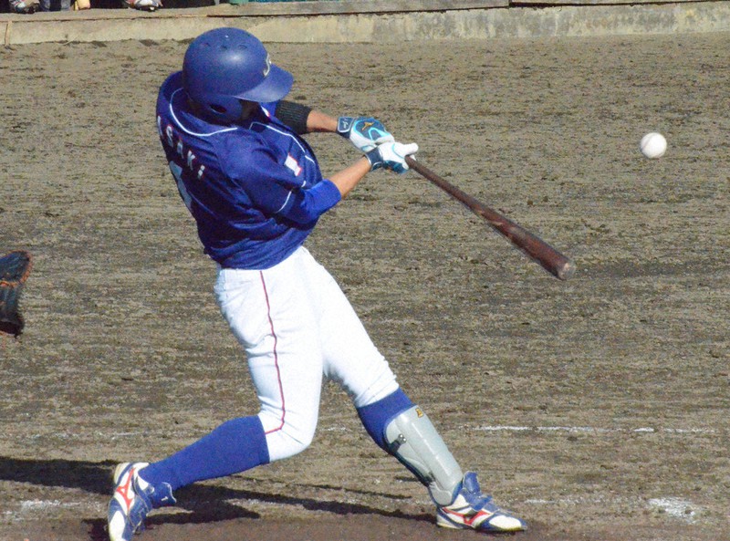 【富士大-JR盛岡】三回裏JR盛岡1死満塁、佐々木惇がセンター前に適時打を放ち2点を追加=岩手県花巻市の花巻球場で2020年10月31日、有田浩子撮影