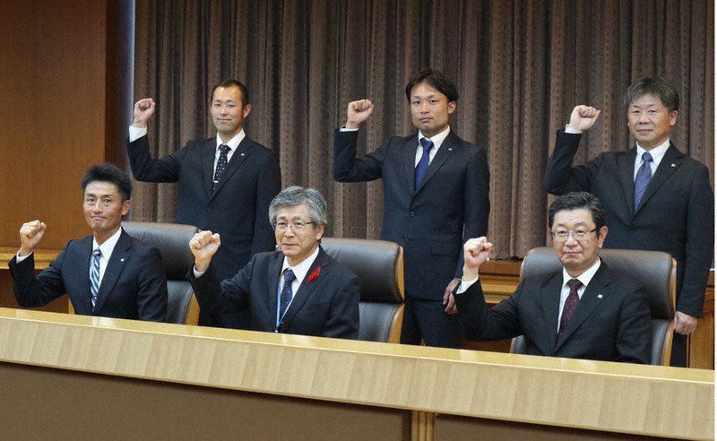 都市対抗本大会に向けて意気込む佐野好昭副知事(前列中央)と日本製紙石巻の安永敦美代表(同右)ら=宮城県庁で2020年10月30日、升谷志摩撮影
