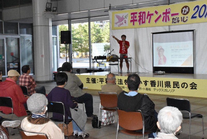 黒人への差別問題など、時事問題を織り交ぜてトークを行った「せやろがいおじさん」=高松市で2020年10月31日午後1時7分、西本紗保美撮影