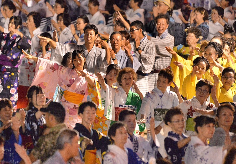盆踊りを一斉に踊る人数のギネス世界記録を達成した参加者=大阪府八尾市で2017年9月9日午後7時1分、加古信志撮影