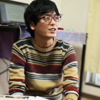 幼少期のアルバムを見て母をケアしていた当時を振り返る元ヤングケアラーの坂本拓さん＝横浜市戸塚区で2020年3月21日、玉城達郎撮影