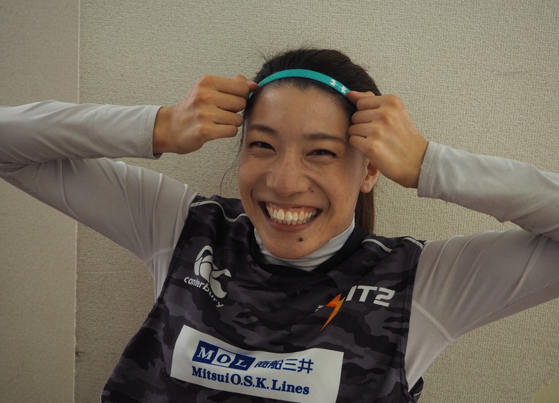所属チームの元スタッフから贈られたヘアバンドを身につける車いすラグビーの倉橋香衣=2020年10月26日午後1時23分、谷口拓未撮影