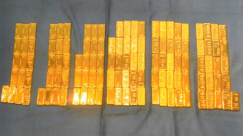 金バブル 陰で密輸 コロナで景気不安 安定資産 脚光 押収延べ板８６枚 ５ ５億円落札 毎日新聞