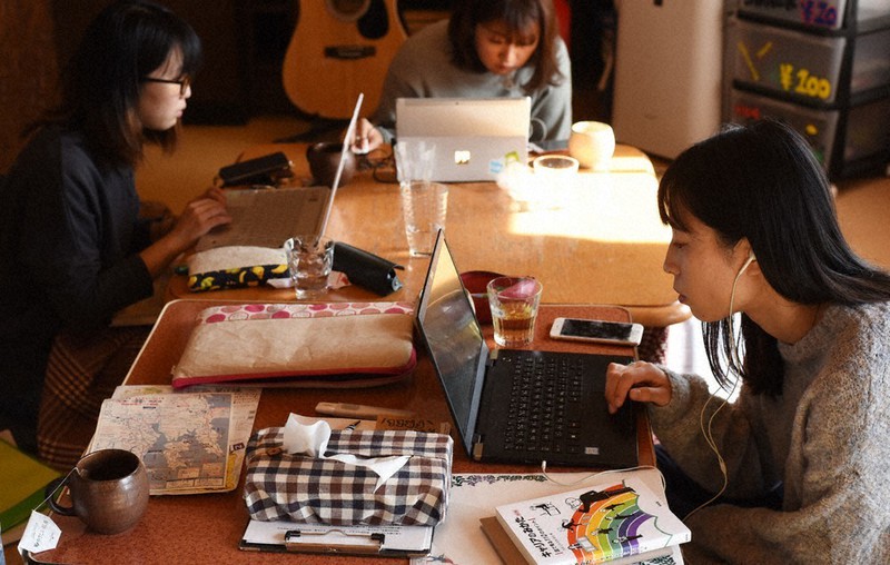 パソコンでオンライン授業を受ける大学生=宮城県気仙沼市で、神内亜実撮影