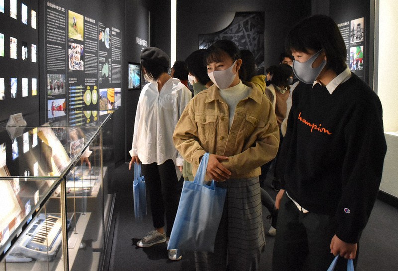 楢葉町の小学校に残されていた鍵盤ハーモニカなどの展示を見る福岡県立福岡高校の修学旅行生=福島県双葉町中野の東日本大震災・原子力災害伝承館で2020年11月3日、寺町六花撮影
