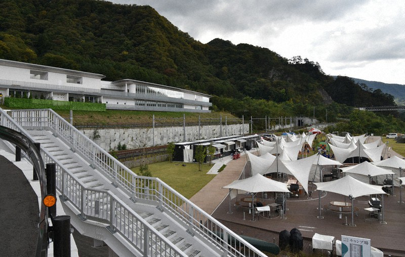 新しい「笹湯」が湧く地域振興施設「NOA」=群馬県長野原町川原湯で2020年10月13日午後1時52分、高橋努撮影