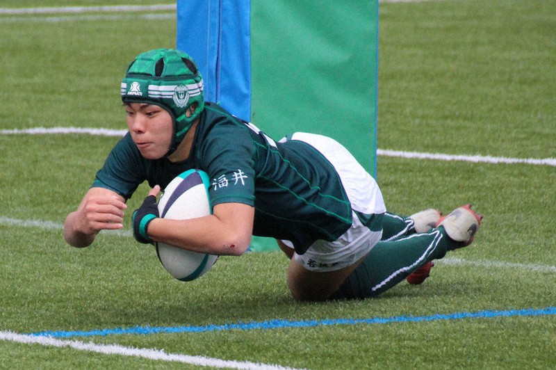 【若狭東-若狭】後半25分、勝ち越しのトライを決める若狭東のFB田中壮太選手=おおい町総合運動公園球技場で2020年11月3日午後2時27分、戸田栄撮影
