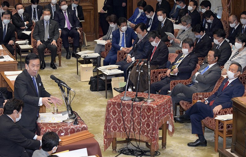 衆院予算委員会で質問をする立憲民主党の枝野幸男代表(左手前から3人目)。手前右端は菅義偉首相=国会内で2020年11月4日午前9時42分、竹内幹撮影