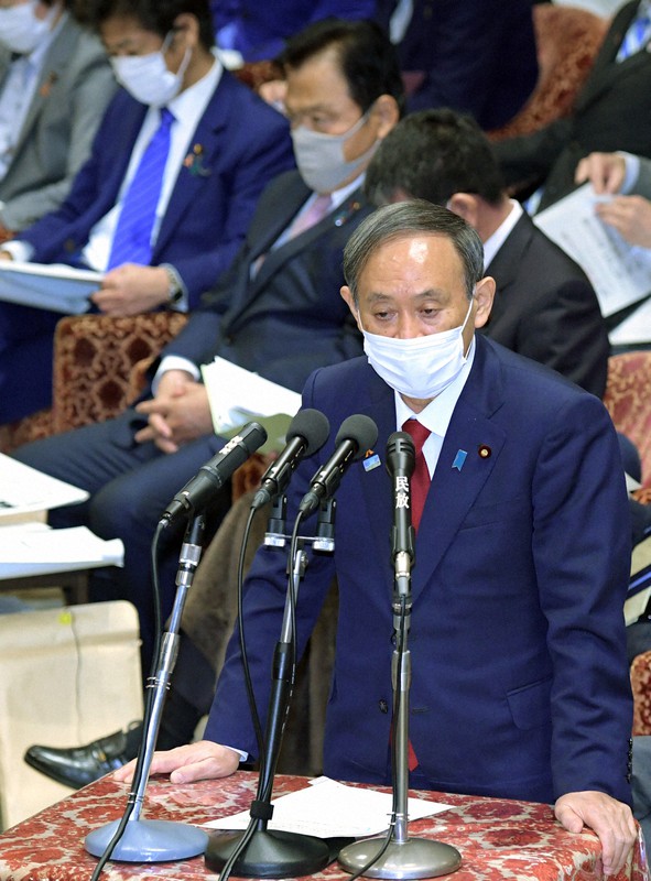 衆院予算委員会で立憲民主党の枝野幸男代表の質問に答える菅義偉首相=国会内で2020年11月4日午前9時16分、竹内幹撮影