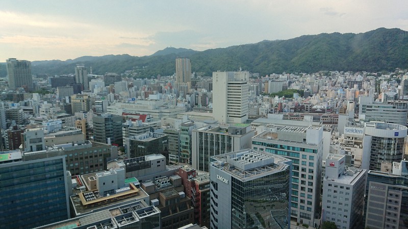 商業ビルとマンションが混在する神戸市中心部。市全体では約20万戸の分譲マンションがある=神戸市中央区で2019年7月24日午後4時7分、反橋希美撮影