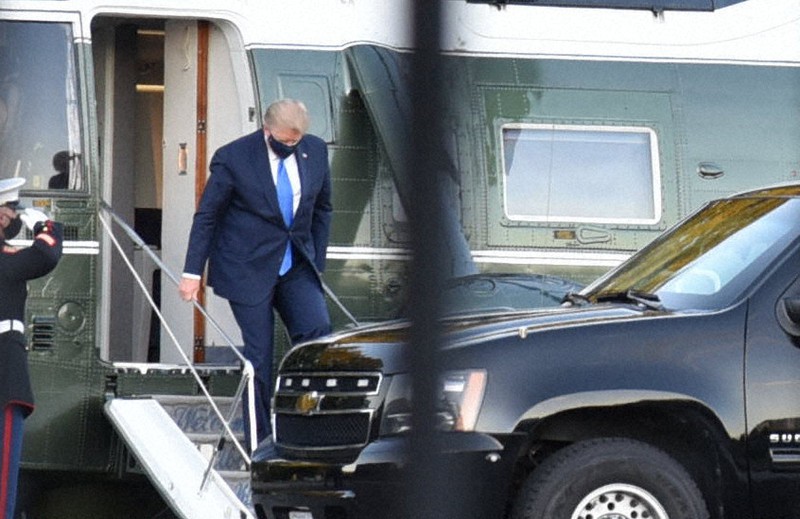 マスクを着用し、入院先の病院に到着したトランプ米大統領=首都ワシントン郊外で2020年10月2日午後6時31分、鈴木一生撮影