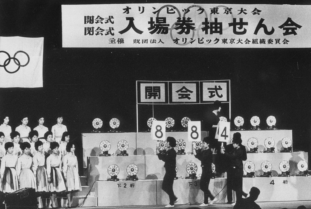 オリパラこぼれ話：ストーブで暖を取りながら徹夜 列を作るチケット