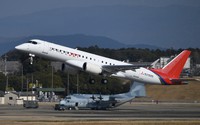 試験飛行で名古屋空港を離陸するスペースジェット＝2020年3月18日、兵藤公治撮影