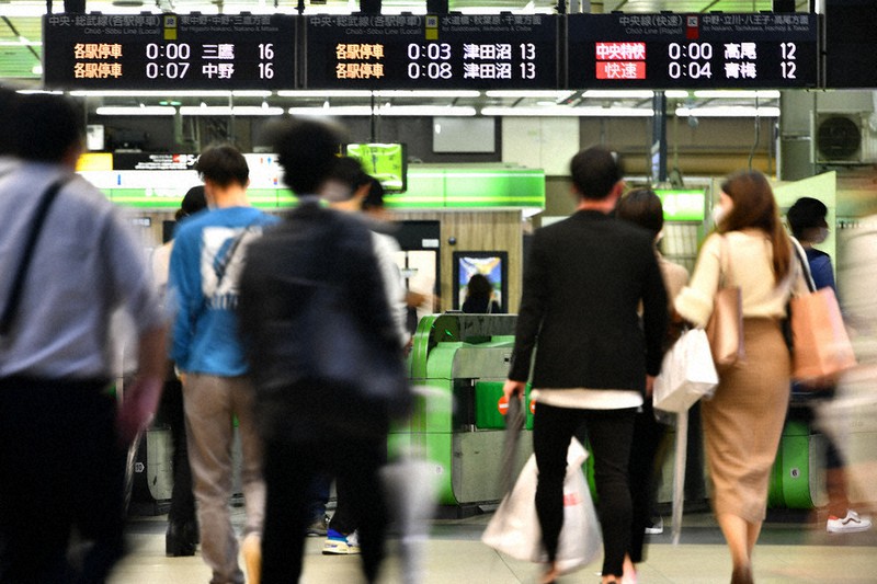終電を前に家路につく乗客たち=東京都新宿区で、西夏生撮影