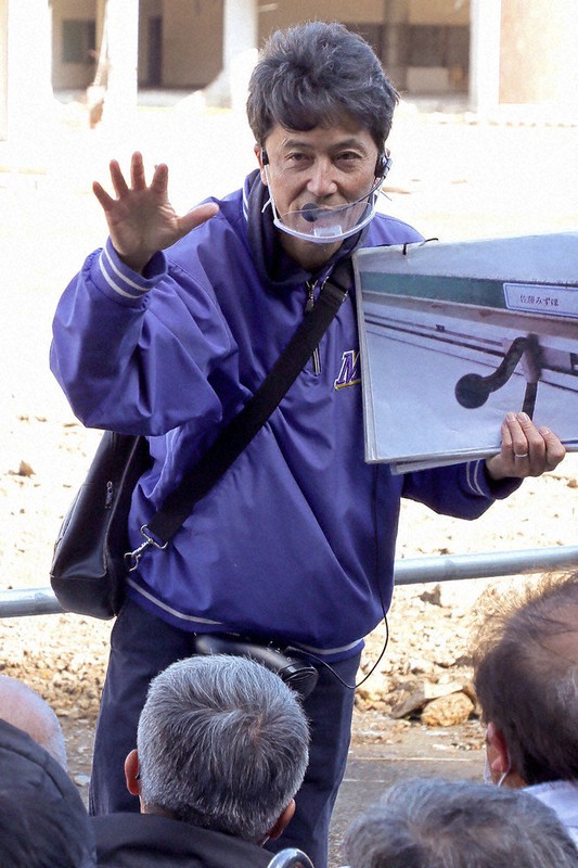 研修で大川小を訪れた校長たちに話をする佐藤敏郎さん=宮城県石巻市で2020年11月4日、和田大典撮影