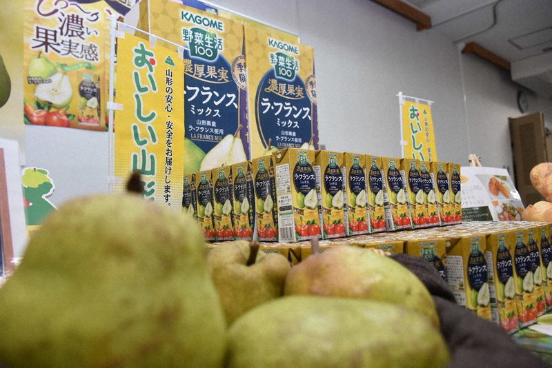 新発売の「野菜生活100 濃厚果実 ラ・フランスミックス」=山形市で2020年11月2日、藤村元大撮影