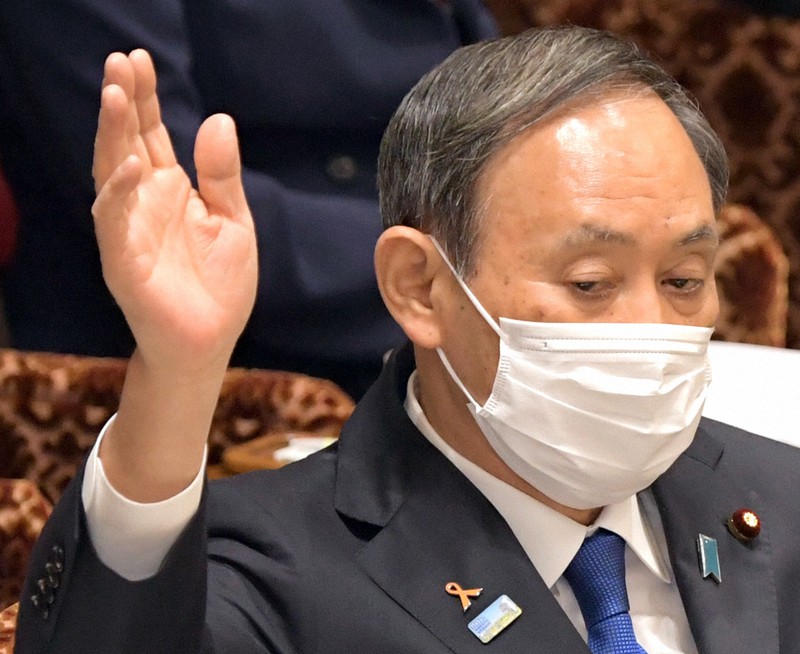 参院予算委員会で立憲民主党の蓮舫代表代行の質問に答えるため挙手する菅義偉首相=国会内で2020年11月5日午前9時40分、竹内幹撮影