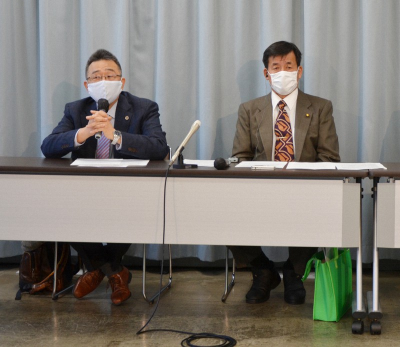 記者会見する名古屋市民オンブズマン代表の新海聡弁護士(左)と加藤明由市議=愛知県庁で2020年11月5日午後3時、川瀬慎一朗撮影