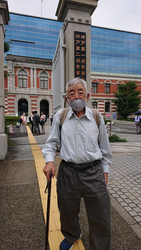 本人尋問を終えた小林宝二さん。「裁判官に聴覚障害者とはどんなものか、実際に見て分かってほしかった」と話した=神戸地裁前で2020年9月24日午前11時51分、山本真也撮影