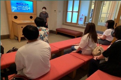 長島愛生園歴史館の担当者から説明を受ける学生ら