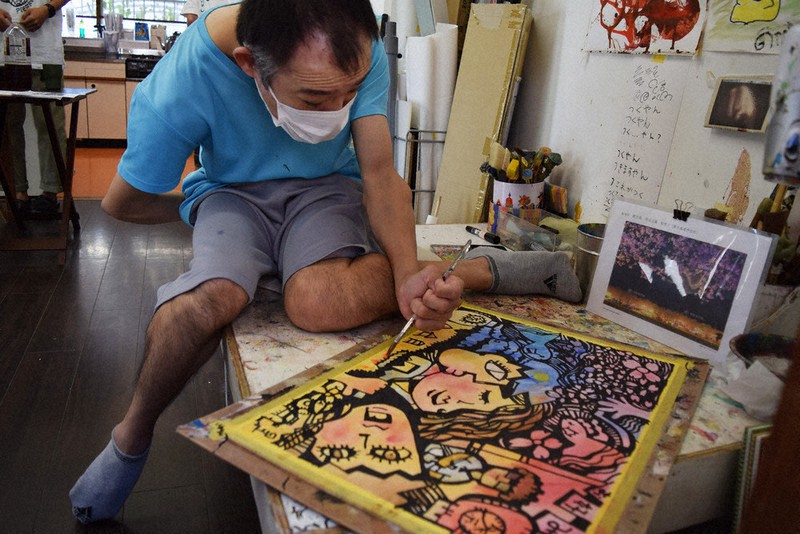 3、4月のカレンダー用に、桜祭りをテーマに夜桜のにぎわいを描く大峯直幸さん=福岡市南区の「工房まる」で2020年10月9日午前11時27分、青木絵美撮影