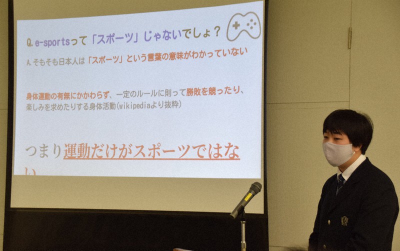 授業で考えた提案を発表する生徒=三重県名張市鴻之台1の市役所で、久木田照子撮影