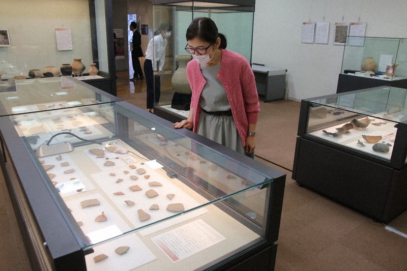 絵画土器などを一堂に集めた展示会場=奈良県田原本町阪手の田原本青垣生涯学習センターで、姜弘修撮影