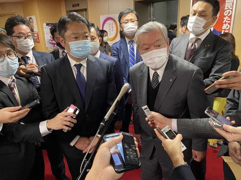自民党の二階俊博幹事長との面会後、窮状を訴える山梨県の長崎幸太郎知事(左)と久保真一・市川三郷町長=東京都千代田区永田町の自民党本部で2020年11月6日、松倉佑輔撮影