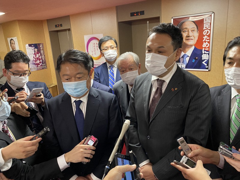 自民党の二階俊博幹事長に面会後、取材に応じる全日本印章業協会の徳井孝生会長(右)と山梨県の長崎幸太郎知事=東京都千代田区永田町の自民党本部で6日午後5時半、松倉佑輔撮影