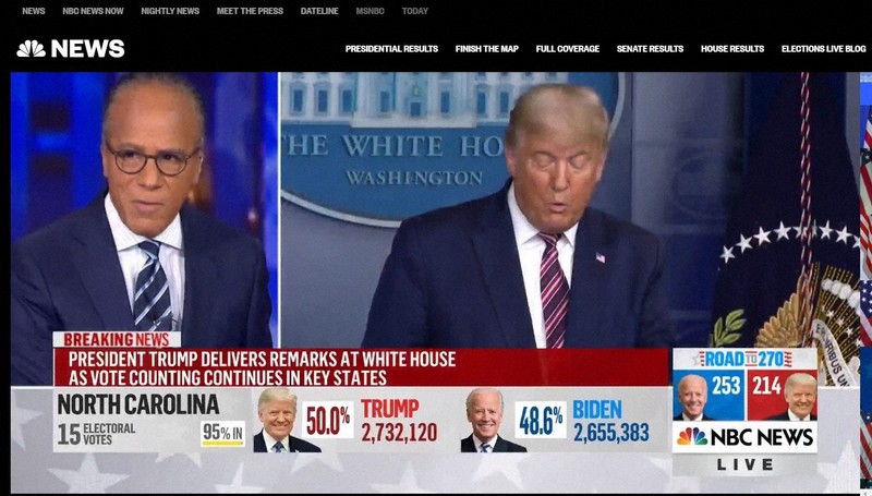 ホワイトハウスで「選挙不正」に関する声明を読み上げるトランプ米大統領(右)の生中継を「虚偽が含まれる」などとして中断した米NBCのアンカー、レスター・ホルト氏=NBCのサイトから