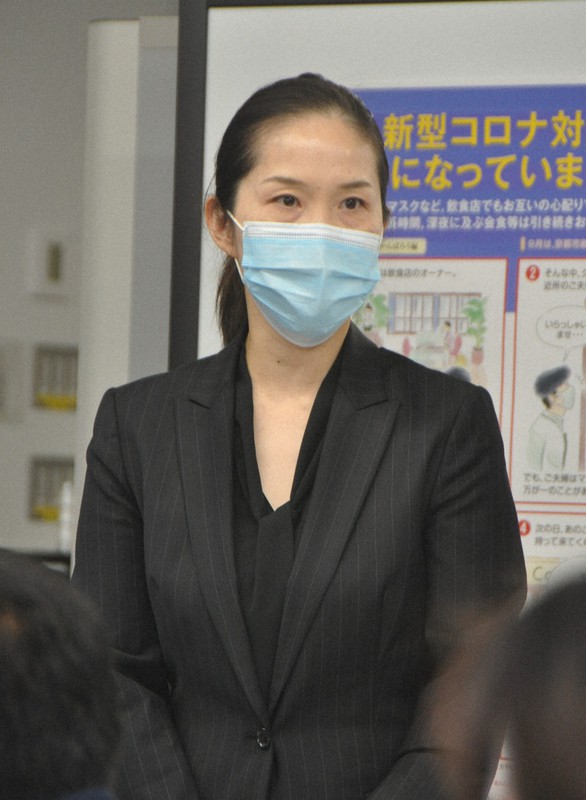抗体検査の中間結果を説明する京都大付属病院の長尾美紀教授=京都市役所で2020年11月6日午後0時47分、小田中大撮影