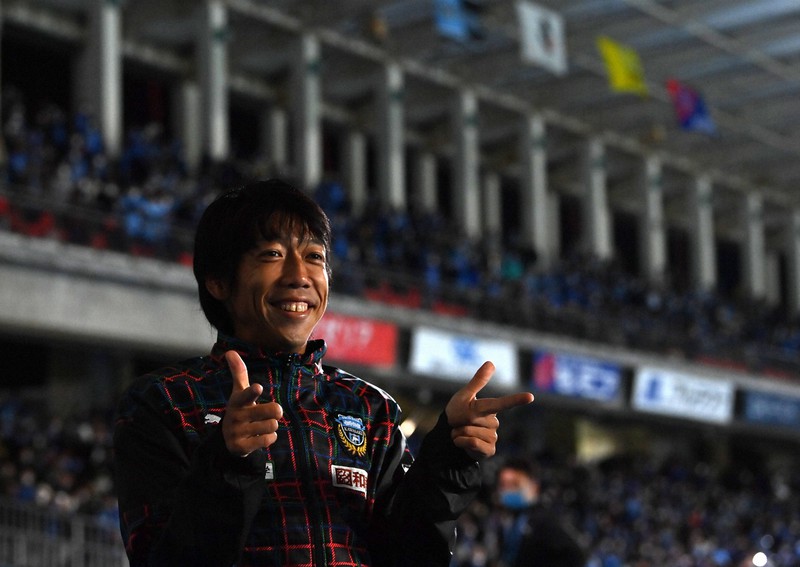 FC東京戦後、笑顔で写真撮影に応じる川崎の中村憲剛。この日、40歳の誕生日を迎えた中村は試合でもゴールを決めた=川崎・等々力陸上競技場で2020年10月31日、宮間俊樹撮影