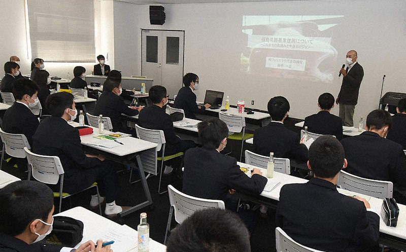 岩手県陸前高田市立高田東中の生徒に講演する田中一正社長(右奥)=福島県南相馬市原町区の県環境創造センター環境放射線センターで2020年11月5日、高橋秀郎撮影
