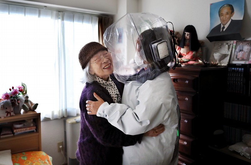 読む写真：親子のふれあい呼び戻したコロナ防護服 距離を乗り越える宇宙服のよう [写真特集1/10] 毎日新聞