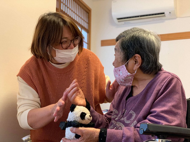施設内での面会が再開されたのに伴い、久しぶりの再会を喜ぶ親子=特別養護老人ホーム「かすみの里」提供