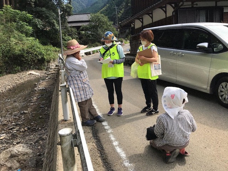 熊本県八代市で在宅避難者らの聞き取り調査をする担当員たち=ダイバーシティ研究所提供