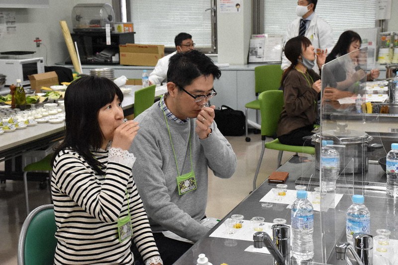 オリーブオイルのテイスティングをする参加者たち=高松市番町1の県社会福祉総合センターで2020年11月7日午前10時29分、川原聖史撮影