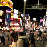 時短営業などの要請が出された歓楽街ススキノ地区の交差点。週末で多くの人が行き来していた＝札幌市中央区で２０２０年１１月７日、貝塚太一撮影