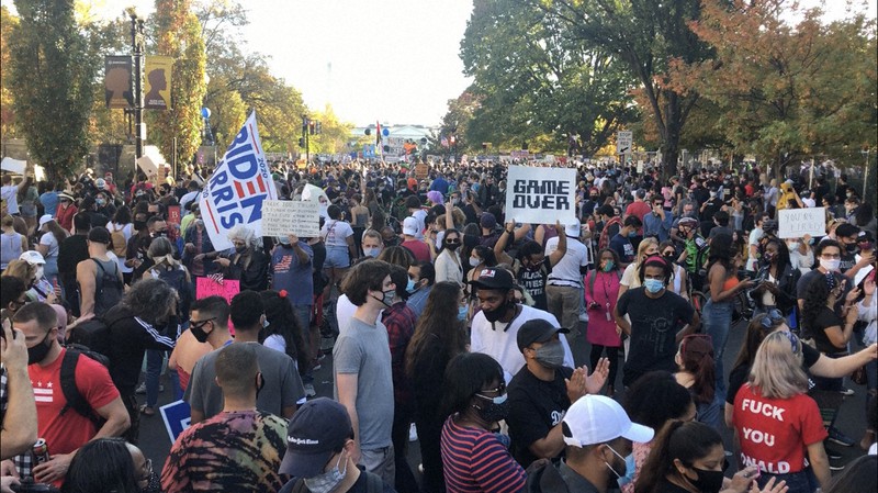 ホワイトハウス前で市民数千人が歓喜の声 トランプ氏の車列に さよなら 毎日新聞