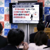 共同記者会見でススキノ地区の飲食店への協力を要請する鈴木直道北海道知事（右）。左は秋元克広・札幌市長＝札幌市中央区で２０２０年１１月７日午後４時９分、貝塚太一撮影