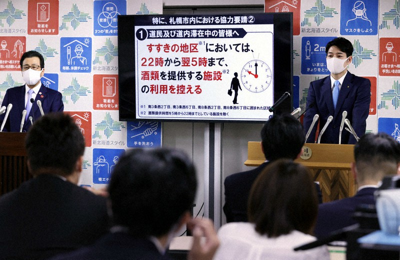 共同記者会見でススキノ地区の飲食店への協力を要請する鈴木直道北海道知事(右)。左は秋元克広・札幌市長=札幌市中央区で2020年11月7日午後4時9分、貝塚太一撮影