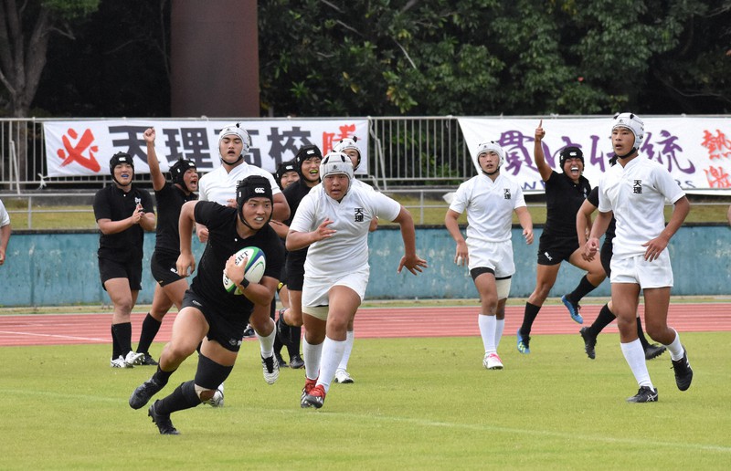 後半にトライする御所実の選手(手前左)=奈良県橿原市の橿原公苑陸上競技場で2020年11月8日、林みづき撮影