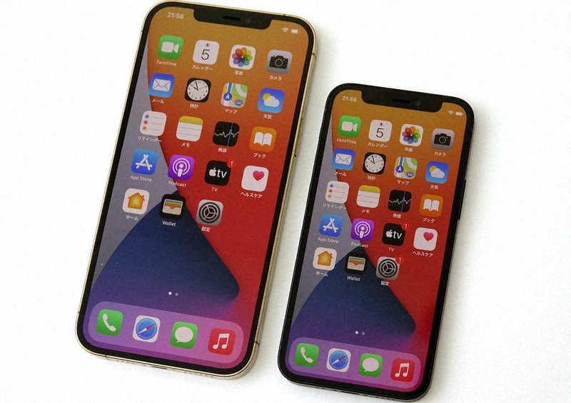11月13日発売のiPhone 12プロマックス(左)とiPhone 12ミニ